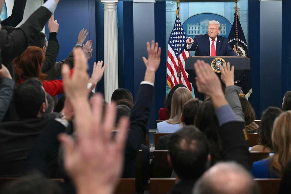 Presiden Amerika Syarikat, Donald Trump, berucap semasa satu sesi taklimat di Bilik Taklimat Brady, Rumah Putih, di Washington, DC, pada 20 Januari 2026. Pada Selasa, Encik Trump meluahkan kekecewaan kerana mesejnya mengenai ekonomi “tidak sampai kepada orang ramai”, sambil menyalahkan jurucakapnya atas isu tersebut.