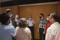 INTERAKSI BERSAMA PESERTA: Encik Masagos (tengah) berinteraksi bersama ibu bapa titipan sempena satu seminar keluarga titipan semalam yang diadakan di Enabling Village. - Foto BM oleh ALPHONSUS CHERN