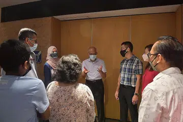 INTERAKSI BERSAMA PESERTA: Encik Masagos (tengah) berinteraksi bersama ibu bapa titipan sempena satu seminar keluarga titipan semalam yang diadakan di Enabling Village. - Foto BM oleh ALPHONSUS CHERN