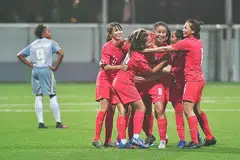 MASIH PERLU PERBAIKI: Pemain pasukan wanita Singa meraikan kemenangan 6-2 mereka ke atas Seychelles di Stadium Jalan Besar malam kelmarin. - Foto BH oleh DESMOND WEE
