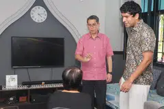 LAWATAN RUMAH: Menteri Negara (Ehwal Dalam Negeri merangkap Pembangunan Negara), Profesor Madya Dr Muhammad Faishal Ibrahim (kiri) serta Penasihat Akar Umbi Admiralty, Encik Vikram Nair (kanan) melawat rumah salah seorang penerima YRCP.