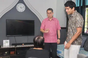 LAWATAN RUMAH: Menteri Negara (Ehwal Dalam Negeri merangkap Pembangunan Negara), Profesor Madya Dr Muhammad Faishal Ibrahim (kiri) serta Penasihat Akar Umbi Admiralty, Encik Vikram Nair (kanan) melawat rumah salah seorang penerima YRCP.