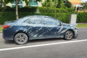 SUKAR DIBERSIHKAN: Percikan simen ke atas sebuah kereta oleh trak simen tidak dapat dihapuskan sepenuhnya.