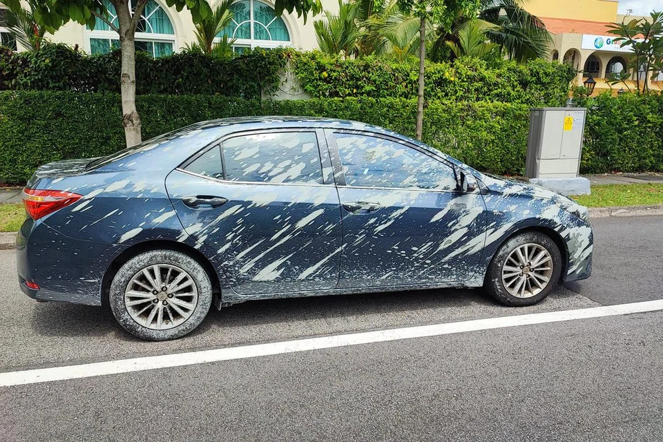 SUKAR DIBERSIHKAN: Percikan simen ke atas sebuah kereta oleh trak simen tidak dapat dihapuskan sepenuhnya.