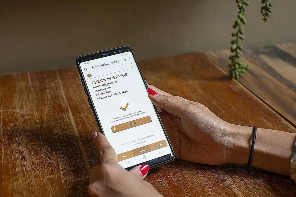MUDAH DAN CEPAT: Sistem daftar masuk dan daftar keluar sendiri tetamu Cube Boutique Capsule Hotel yang akan bermula Ogos ini sedang diuji. - Foto BM oleh HARITH MUSTAFFA