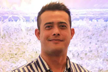 BAKAL MENAMATKAN ZAMAN BUJANG: Pelakon Zul Ariffin merancang berkahwin pada tahun hadapan dengan seorang gadis yang bukan dari kalangan selebriti dan bukan Islam. -Foto FAIL ST.