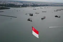 Dua helikopter Pejuang, Apache AH-64D akan mengiringi sebuah Chinook (tengah) ketika segmen ‘Kibarkan Bendera Kita’ di seluruh pulau. 