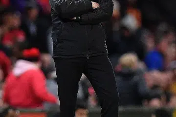 TERHIMPIT DAN TERSEPIT: Sejumlah botol air yang tersedia didepannya tidak mungkin dapat menghilangkan rasa marah dan kecewa Ole Gunner Solskjaer terhadap prestasi anak buahnya yang semakin longlai dan terserlah apabila tewas 1-3 kepada Manchester City di padang sendiri. - Foto AFP