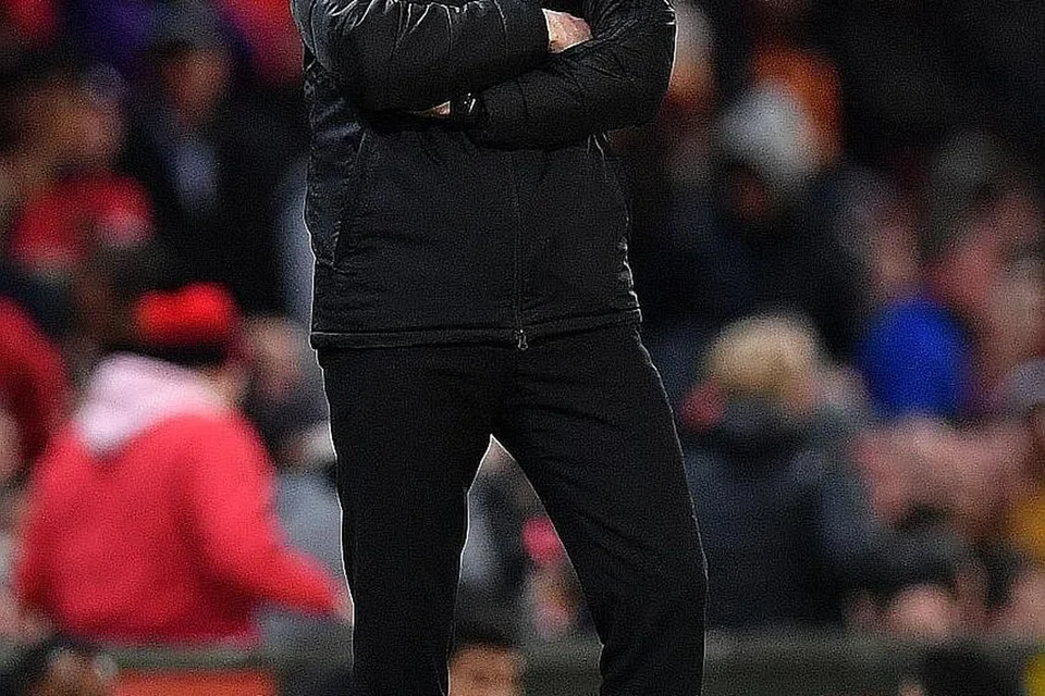 TERHIMPIT DAN TERSEPIT: Sejumlah botol air yang tersedia didepannya tidak mungkin dapat menghilangkan rasa marah dan kecewa Ole Gunner Solskjaer terhadap prestasi anak buahnya yang semakin longlai dan terserlah apabila tewas 1-3 kepada Manchester City di padang sendiri. - Foto AFP
