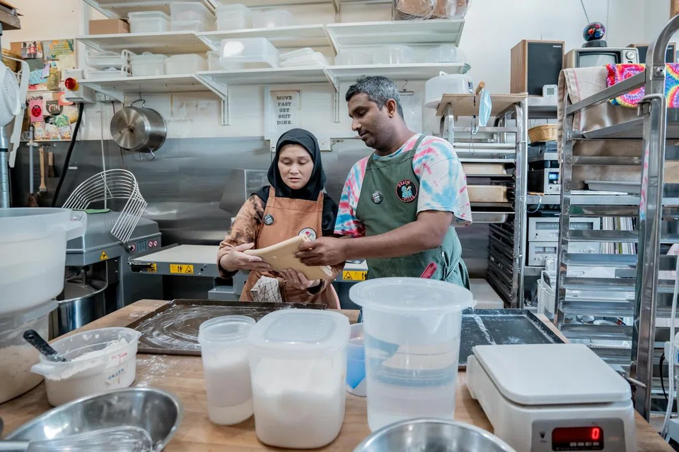 Pasangan suami isteri, Cik Nurhasanah Johari dan Encik Chalith Kariyawasam, ke kedai mereka seawal 4.40 pagi untuk menyiapkan roti, kek dan pastri.