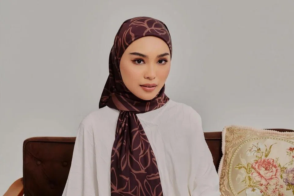 Pelakon dan usahawan, Sharifah Rose Sabrina Syed Mohd Mazfira, bekerja rapat dengan pereka tudung di bawah jenama Harirose dan turut melibatkan diri dalam proses menghasilkan setiap konsep yang baru. 
