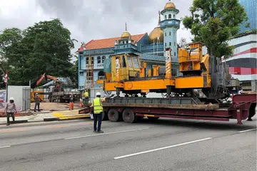 TUNGGU BANGUNAN BARU: Bagi memberi laluan kepada kerja-kerja naik taraf yang giat dijalankan kini, Masjid Malabar telah ditutup sebelum dibuka kembali sepenuhnya pada pertengahan tahun ini. - Foto-foto MASJID MALABAR