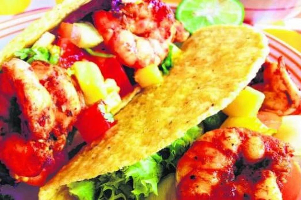 MENARIK DIPANDANG, SEDAP DIMAKAN: Masakan taco berinti udang bersama salsa mangga dan guacamole. - Foto KULINARI AFFAIRS