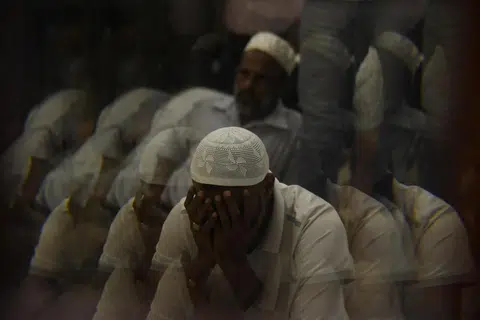 Seorang lelaki sedang khusyuk berdoa dalam Ramadan.