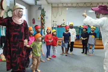 Pengasas bersama Ungu Pen, Cik Maria Mahat (kiri), dan mantan guru bengkel tersebut, Cik Sheila Salleh, sedang mengendalikan Bengkel Kawan Haiwan pada Mac 2023. Ia mendapat sambutan yang memberangsangkan, justeru sesi-sesi berikut Bengkel Haiwan turut diadakan. 
