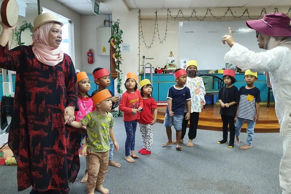 Pengasas bersama Ungu Pen, Cik Maria Mahat (kiri), dan mantan guru bengkel tersebut, Cik Sheila Salleh, sedang mengendalikan Bengkel Kawan Haiwan pada Mac 2023. Ia mendapat sambutan yang memberangsangkan, justeru sesi-sesi berikut Bengkel Haiwan turut diadakan. 