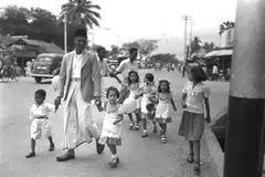 Sebuah keluarga dirakam sedang seronok berjalan raya pada sekitar Mei 1951. Kongsi gambar kenangan Raya anda pada April!