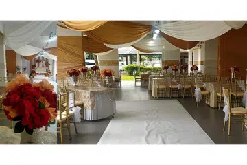 GAH DAN MENARIK: Ruang kolong blok 'hidup' semula setelah ia dihias cantik bagi majlis perkahwinan, dengan pelamin bagi raja dan permaisuri sehari. - Foto-foto TAWAKKAL WEDDING SERVICES