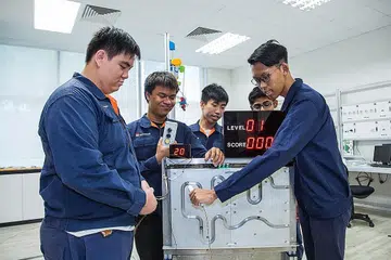BANTU PESAKIT: Alat senaman terapi yang dihasilkan pelajar ITE ini berjaya memenangi Anugerah Teknologi Lee Kuan Yew. Pasukan terdiri daripada (dari kiri) Encik Ernest Tang, Encik Firdaus Theseira, Encik Young Toh, Encik Rohid Hemraj dan Encik Muhammad Radi Aliff Ratno. - Foto BH oleh ZALEHA ABDUL KADER