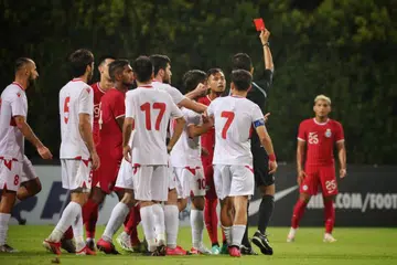 MENGECEWAKAN: Pemain Singapura Adam Swandi (tengah) dilayangkan kad merah kerana dinilai menumbuk pemain Tajikistan dalam satu perlawanan persahabatan antarabangsa di Stadium Bishan pada Jumaat. 