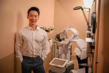 BANYAK PERMINTAAN: Dr Charles Ng, konsultan kulit dan pengasas klinik penjagaan kulit, Folke Skincare, akur bahawa kaum lelaki Singapura kini menintikberatkan penjagaan penampilan mereka. 
