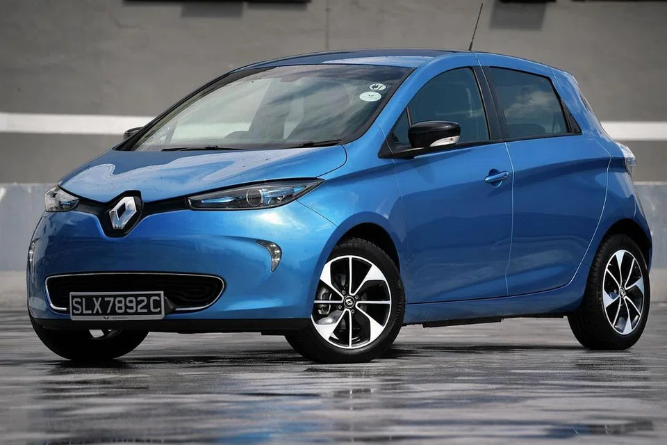 Mampu jalan jauh - RENAULT ZOE: Kereta ini lebih kecil, justeru ruang kaki dan tempat duduk mungkin agak sempit bagi penumpng berbadan besar. Ruang but juga agak kecil. Ia mampu menghasilkan tork 225Nm pada 200-3,000rpm dan boleh memecut daripada 0 hingga 100 km/sejam dalam masa 13.2 saat. Zoe mempunyai kelajuan maksimum 135 km/sejam. - Foto fail