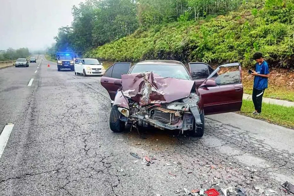 Kereta Proton Wira yang terlibat dalam kemalangan pada 15 April di lebuh raya Lingkaran Tengah Utama menghala Lipis remuk di bahagian hadapan. Akibat pelanggaran itu, penumpang warga emas yang duduk di bahagian hadapan maut di tempat kejadian, 