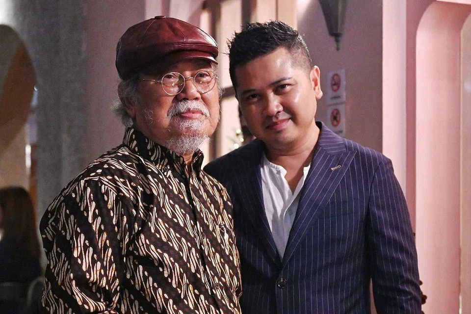 MISI ANAK BAPA: Pendidik dan sasterawan Encik Mohammad Gani Ahmad (kiri) dan anaknya, usahawan restoran, Encik Heikal Gani, berharap dapat teruskan usaha mengenalkan pelanggan La Fez Bakery and Cafe dengan tokoh-tokoh bahasa.