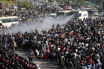 USAHA TENANGKAN KEADAAN: Polis Myanmar menggunakan penyembur air ke atas penunjuk perasaan sekitar 3 petang di Naypyidaw semalam - hari ketiga mereka membantah kudeta dan mahu pemimpin dipilih Aung San Suu Kyi dibebaskan. - Foto REUTERS