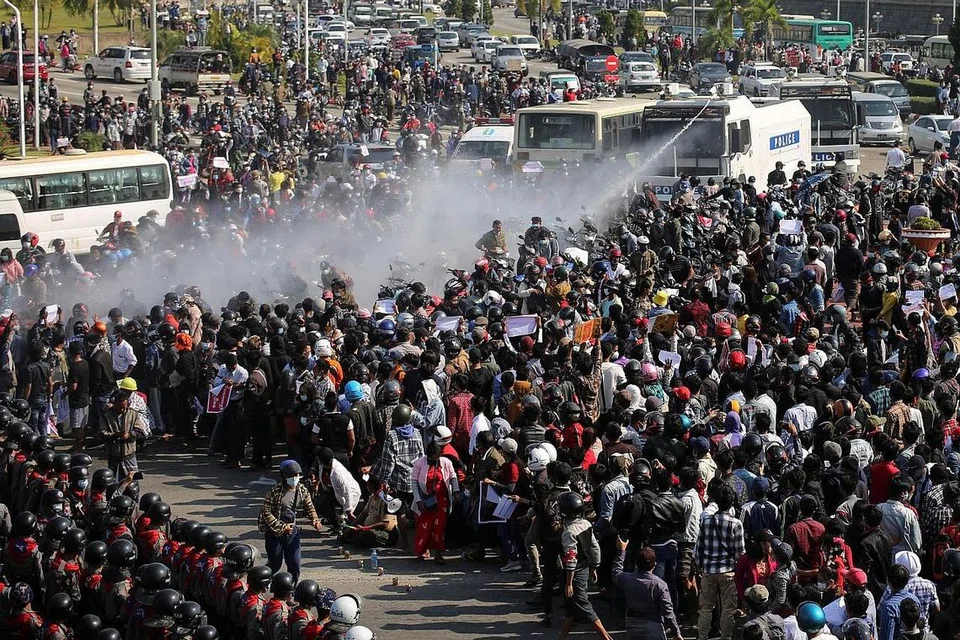 USAHA TENANGKAN KEADAAN: Polis Myanmar menggunakan penyembur air ke atas penunjuk perasaan sekitar 3 petang di Naypyidaw semalam - hari ketiga mereka membantah kudeta dan mahu pemimpin dipilih Aung San Suu Kyi dibebaskan. - Foto REUTERS