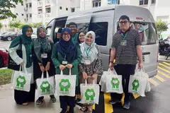 AGIH BANTUAN: Relawan Club Heal mengagihkan bantuan berupa baucar dan hamper kepada 60 warga kurang bernasib baik di kawasan Marsiling, Woodlands, dan Sembawang kelmarin dan semalam. - Foto CLUB HEAL