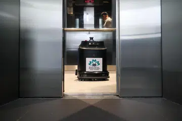 Dibangunkan oleh syarikat tempatan Truly Robotics, robot tersebut mampu menaiki lif secara automatik, bergerak antara tingkat untuk membersihkan koridor tanpa memerlukan campur tangan manusia sepenuhnya.