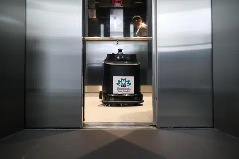 Dibangunkan oleh syarikat tempatan Truly Robotics, robot tersebut mampu menaiki lif secara automatik, bergerak antara tingkat untuk membersihkan koridor tanpa memerlukan campur tangan manusia sepenuhnya.