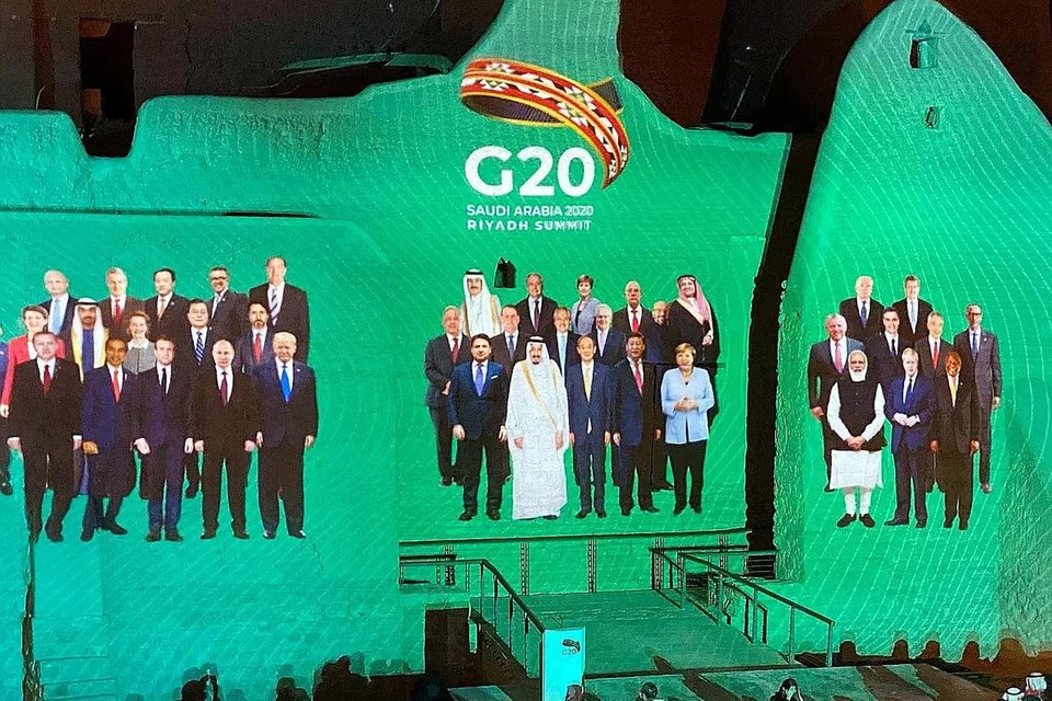 TANGANI COVID-19: Foto pemimpin negara anggota Kumpulan 20 (G20) dipancarkan di tapak bersejarah al-Tarif di Diriyah di pinggir kota Riyadh menjelang Sidang Kemuncak G20 secara maya. - Foto REUTERS