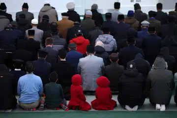 TAFAKUR: Umat Islam berdoa demi kedamaian dalam suasana sejuk di sebuah masjid di Eropah (gambar hiasan)