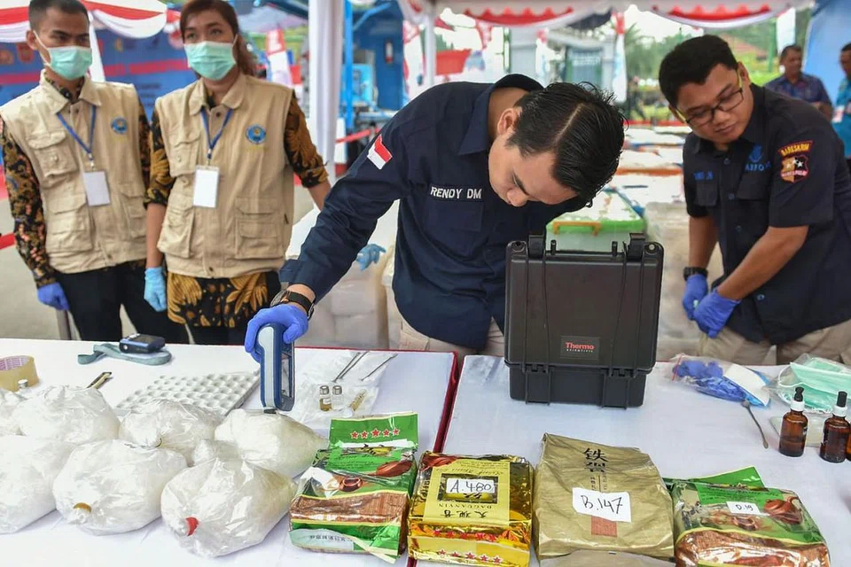 HASIL OPERASI BESAR: Pegawai menyusun dadah Ice sebelum memusnahkannya bulan lalu. Dadah sebanyak 2.6 tan itu dirampas dalam dua operasi antidadah besar Indonesia dari dua kapal asing di perairannya.