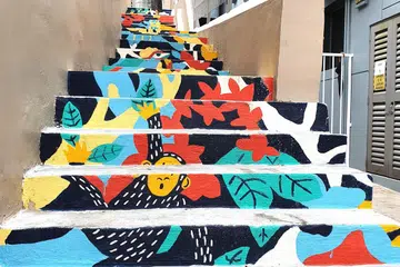 HIASI TANGGA BERSAMA: Tangga dengan lukisan dinding atau mural yang dicat bersama seniman visual tempatan, Muhammad Izdi dan penduduk Yew Lian Park membawa ramai mengimbau kenangan silam mercu tanda lama di sekitar Upper Thomson Road, yang dipanggil Lakeview Estate.