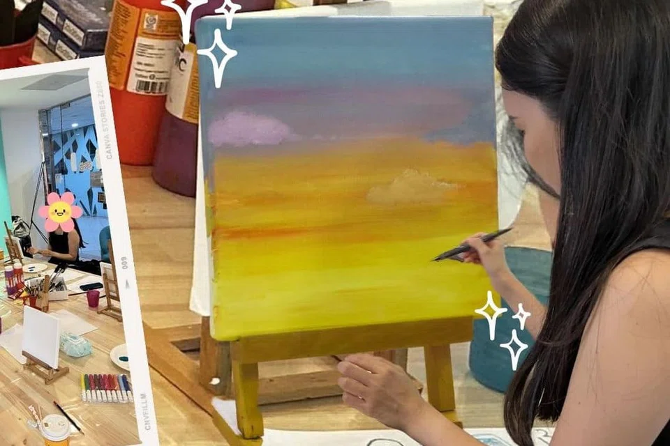 (Foto atas dan bawah) Dengan bantuan Beyond Baby Blues – kumpulan sokongan bagi menangani kemurungan postpartum – pasukan itu juga menganjurkan bengkel seni menerusi talian di Art for Good Art Centre (di Pusat Siglap). Bermula daripada kerjasama dengan studio Art for Good dan Mama di Palette, bengkel ‘Penjagaan Diri untuk Ibu’ menawarkan ibu peluang untuk terlibat dalam luahan kreatif sebagai bentuk penjagaan diri, dengan tumpuan kepada tema kemurungan selepas bersalin (PPD).