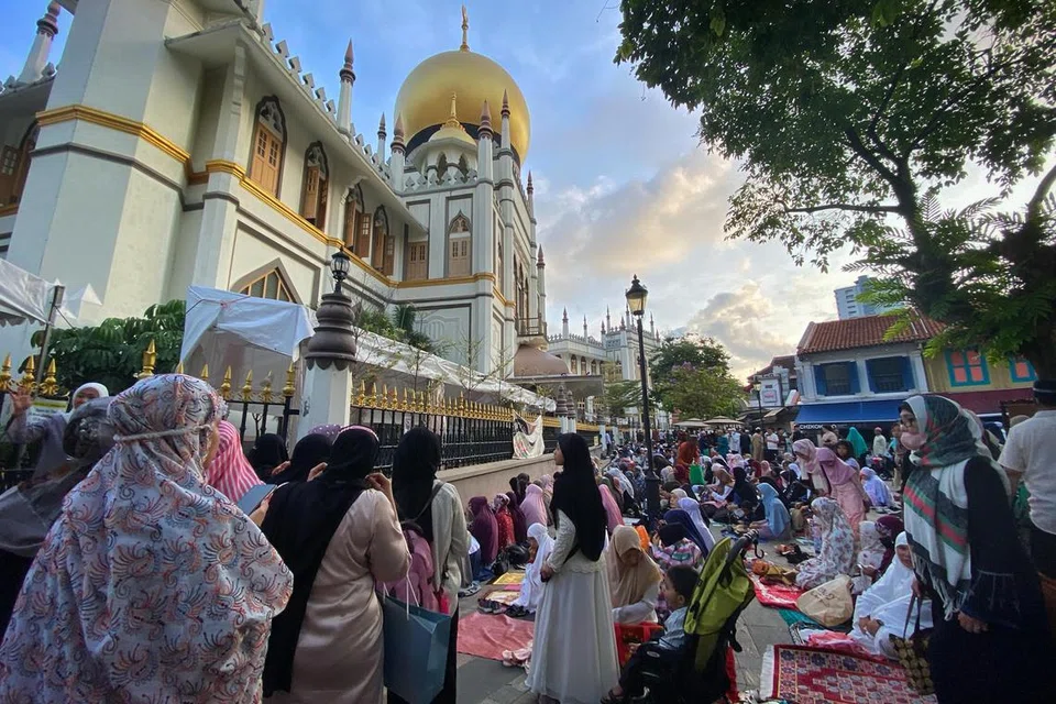 Muslim Singapura menyambut Hari Raya Aidilfitri dengan keluar beramai-ramai untuk mendirikan solat sunat Hari Raya dan bersalaman untuk merapatkan silaturahim antara keluarga, kenalan dan masyarakat. 