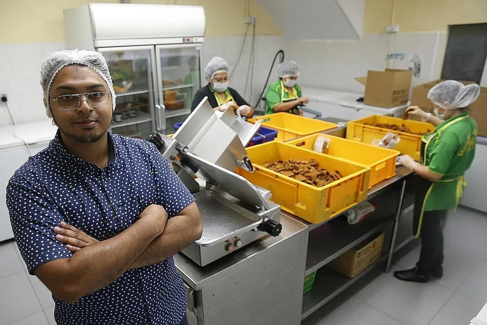 TURUT BERMINAT: Pengarah syarikat pengilang makanan Pondok Abang, Encik Mohd Hasan Abdul Rahman. - Foto fail