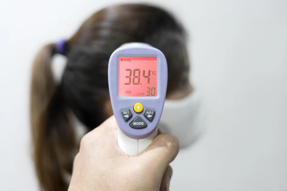 UKUR SUHU BADAN: Pemeriksaan suhu badan bagi mengesan gejala Covid-19 yang dikaitkan dengan demam, batuk, hidung berair dan sakit tekak.