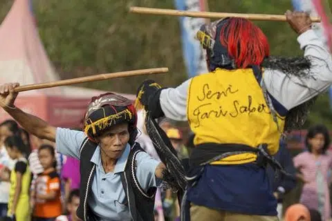 MINTA HUJAN: Lelaki yang berpakaian tradisional sewaktu upacara memanggil hujan di perkampungan Karang Jati, Banjarnegara, Indonesia. - Foto REUTERS