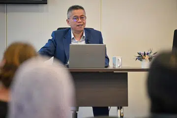 KULIAH TIMUR TENGAH: Zamil Kanan yang juga Penyelaras bagi Program Pengajian Budaya dan Sosial Serantau, Iseas-Institut Yusof Ishak, Dr Norshahril Saat, menyampaikan kuliah anjuran Institut Timur Tengah (MEI), tentang Agama dan Politik Islam di Timur Tengah dan Kesannya terhadap Asia Tenggara baru-baru ini. 