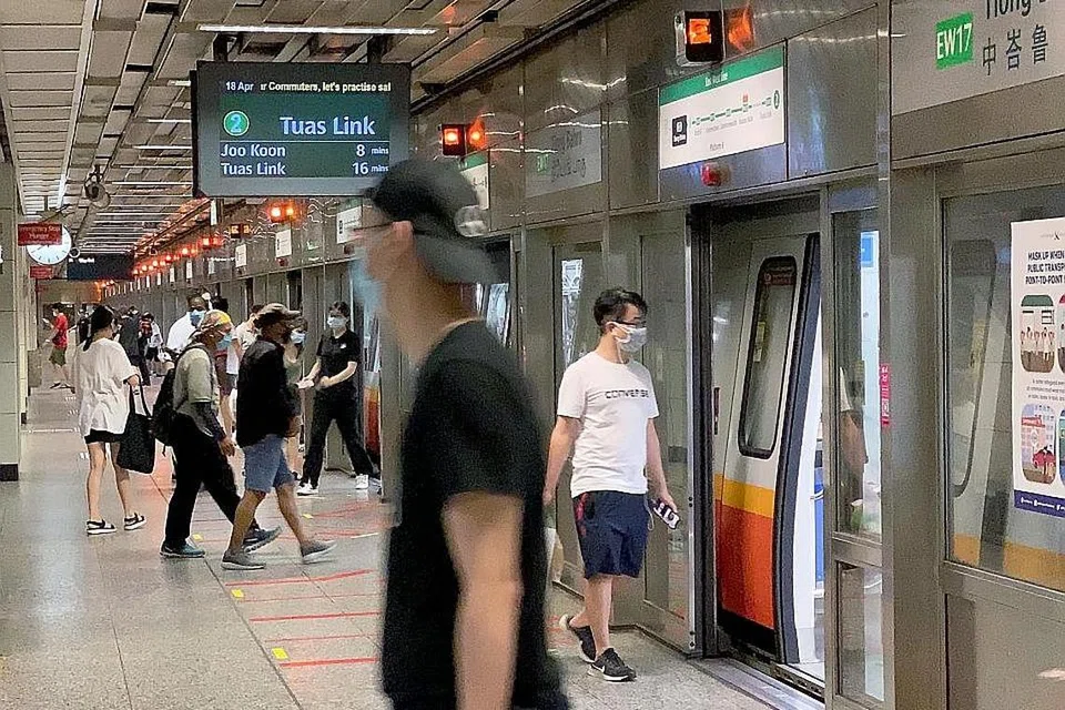 CATAT SATU LAGI REKOD: Rangkaian MRT Singapura kini boleh berkhidmat sejauh 1.6 juta kilometer sebelum mengalami kegenjotan bagi tempoh 12 bulan yang berakhir bulan lalu. - Foto ZAOBAO