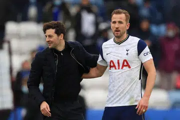 KALI TERAKHIR BERSAMA SPURS?: Harry Kane (atas) bersama pengurus sementara Spurs Ryan Mason dan Gareth Bale, semasa perlawanan terakhir musim ini menentang Leicester di Stadium King Power, Ahad lalu. - Foto AFP/EPA-EFE