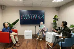 SENTUHAN PERANGSANG IBU BAPA: Menurut Encik Zhulkarnain pendidikan menjadi keutamaan namun yang lebih dititikberatkan ibu bapanya adalah usaha yang dipaparkan untuk mencapai sesuatu matlamat. Bersamanya ialah hos #NoTapis Koresponden BH Shahida Sarhid (tengah) dan Norman Sawi (kanan). - Foto BM