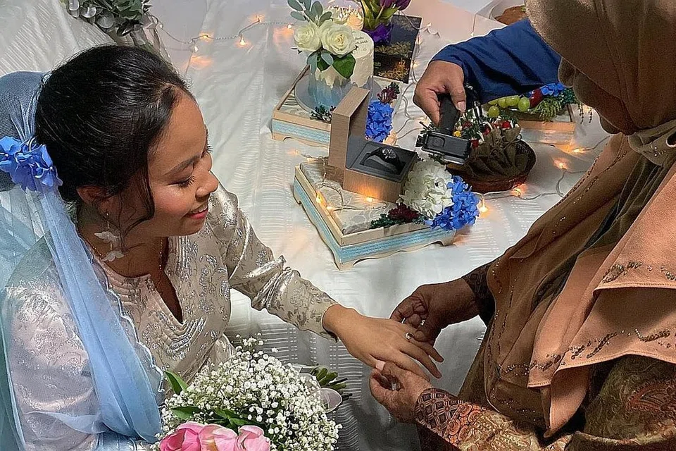 SARUNG CINCIN: Wartawan Nur Syuhrah Hassan (kiri) baru-baru ini bertunang dan kini mula sibuk dengan perancangan majlis perkahwinanannya. - Foto ihsan oleh NUR SYARAH HASSAN