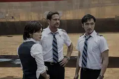 TANGANI CEMAS: Gerard Butler (tengah) selaku juruterbang, Brodie Torrance, dalam 'Plane' menampilkan semangat wira untuk mengatasi rasa cemas penumpang pesawatnya menjadi tebusan. Bersamanya adalah Daniella Pineda selaku Bonnie Lane (kiri) dan Yoson On sebagai Samuel Dele. - Foto WARNER BROS