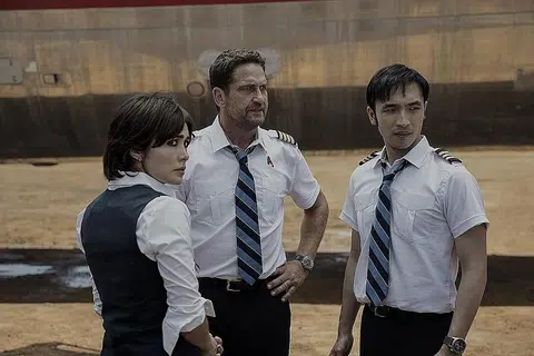 TANGANI CEMAS: Gerard Butler (tengah) selaku juruterbang, Brodie Torrance, dalam 'Plane' menampilkan semangat wira untuk mengatasi rasa cemas penumpang pesawatnya menjadi tebusan. Bersamanya adalah Daniella Pineda selaku Bonnie Lane (kiri) dan Yoson On sebagai Samuel Dele. - Foto WARNER BROS
