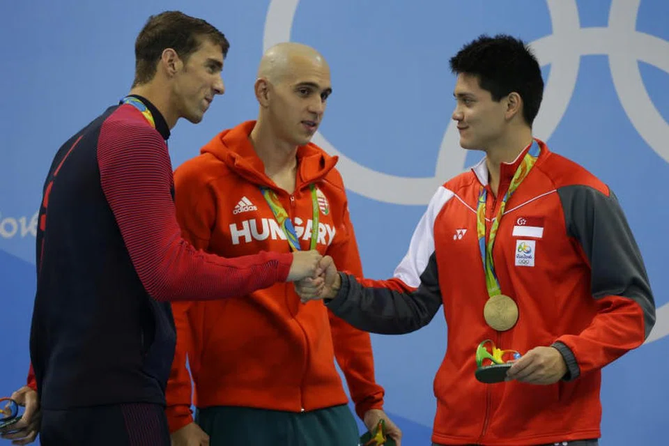 Joseph Schooling (kanan) menewaskan perenang Amerika Syarikat, Michael Phelps (kiri) dan perenang Hungary Laszlo Cseh dalam acara gaya kupu-kupu 100 meter di Rio de Janeiro, Brazil pada 2016 untuk memenangi satu-satunya pingat emas Sukan Olimpik Singapura. 
